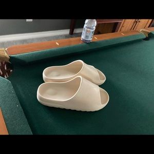 Yeezy slides (fake) comfy N cool